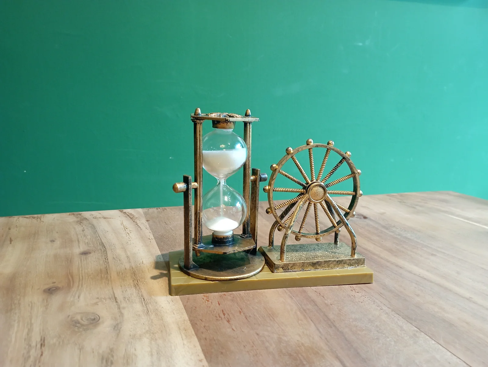 An hourglass with its sand running on a wooden table, a picture of the wait when a crypto transaction is stuck pending